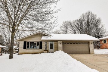 529 Oakview Dr, Slinger, WI 53086-9594