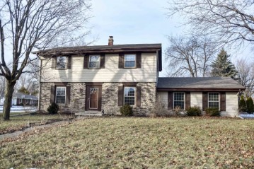 5860 W Beacon Hill Dr, Franklin, WI 53132-9247