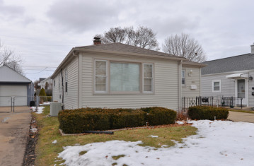 2824 Dwight St, Racine, WI 53403-2968