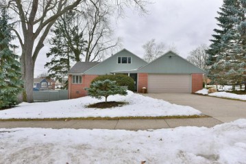 205 Windsor Dr, Waukesha, WI 53186-6294