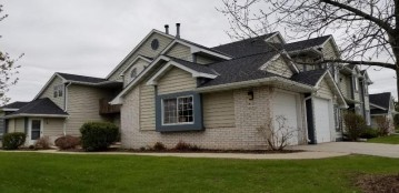 W240N2532 E Parkway Meadow Cir 7, Pewaukee, WI 53072-5831