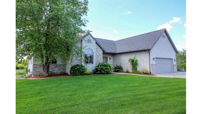 801 Chickadee Dr Cambridge, WI 53523 by First Weber Inc $397,000