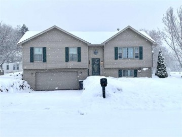 141 Cardinal Dr, Columbus, WI 53925