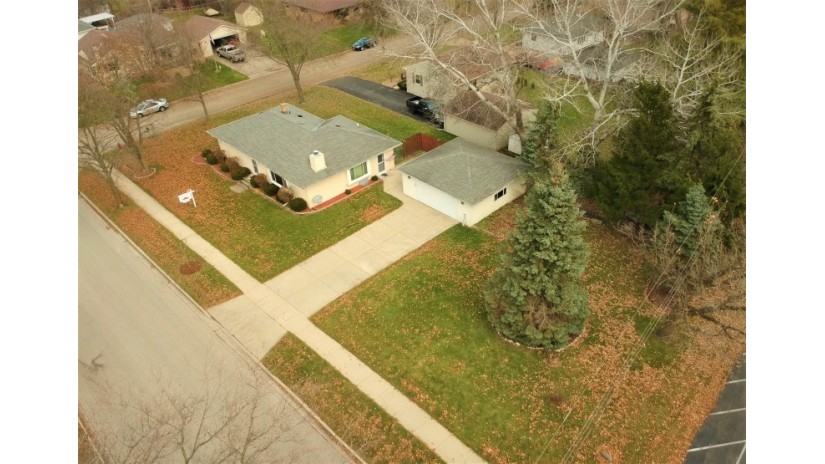 204 Morris St Pewaukee, WI 53072 by Shorewest Realtors $259,900