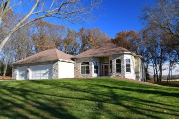 N5750 Whitetail Ct, Brooklyn, WI 54941-8831