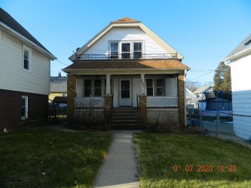 1221 S 61st St, West Allis, WI 53214-3208