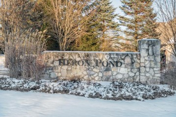 7255 W Heron Pond Dr, Mequon, WI 53092