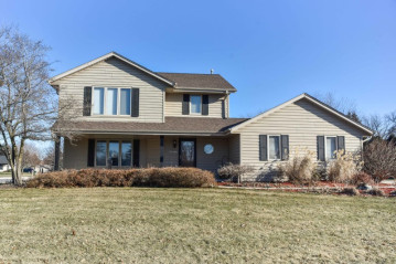 W235N7144 Prairie Ln, Sussex, WI 53089-3288