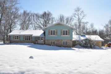 19705 W Briar Ridge Dr, Brookfield, WI 53045-6066