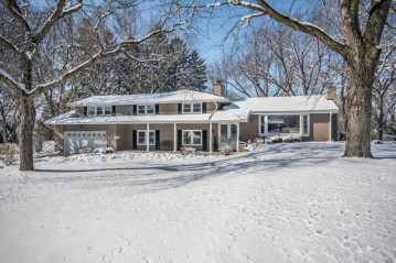 13460 Bobby Ln, Elm Grove, WI 53122-1313