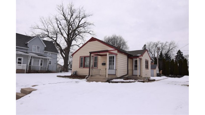 1224 Manistique Ave South Milwaukee, WI 53172 by Premier Point Realty LLC $149,000