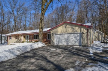 N7966 Green Tree Ln, Ixonia, WI 53066-5519