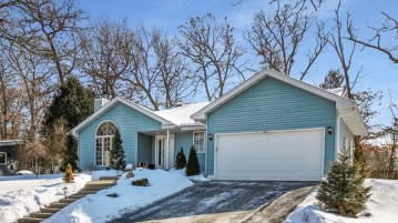 425 Hillcrest Dr, Fontana, WI 53125-1459