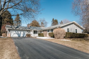 2400 W Applewood Ln, Glendale, WI 53209-2112