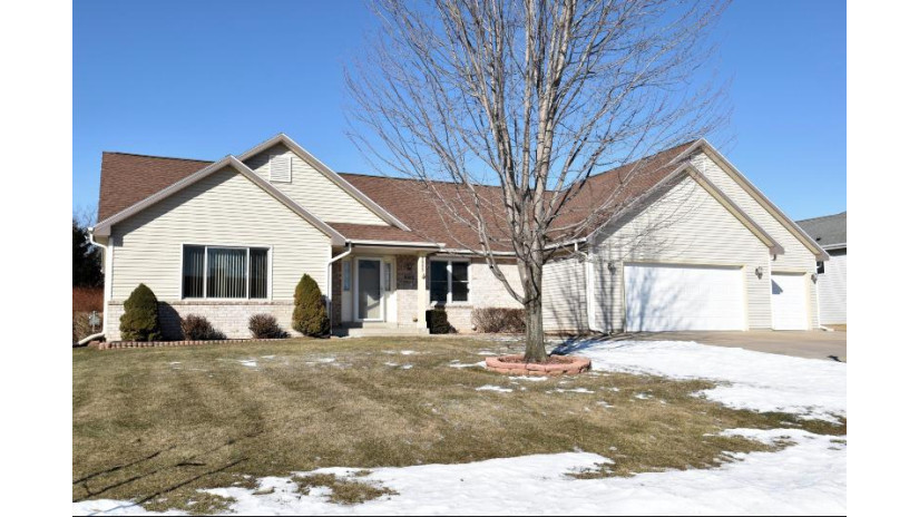 8885 S Pond View Dr Oak Creek, WI 53154 by First Weber Inc - Brookfield $384,900