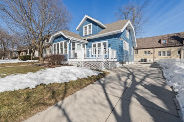 1910 N 83rd St, Wauwatosa, WI 53213-2128