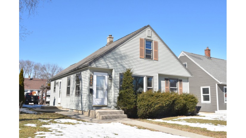 3249 N 89th St Milwaukee, WI 53222 by Shorewest Realtors $134,900