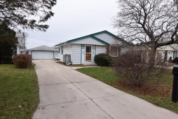4221 S 89th St, Greenfield, WI 53228-2211