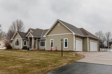 W240N7449 Maple Ave, Sussex, WI 53089-2039