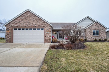 1670 Legend Hill Ln, Waukesha, WI 53189