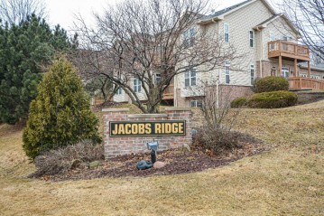 17867 W Jacob'S Dr, New Berlin, WI 53146-1865