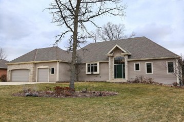 4564 S Foxwood Blvd, Greenfield, WI 53228-4404