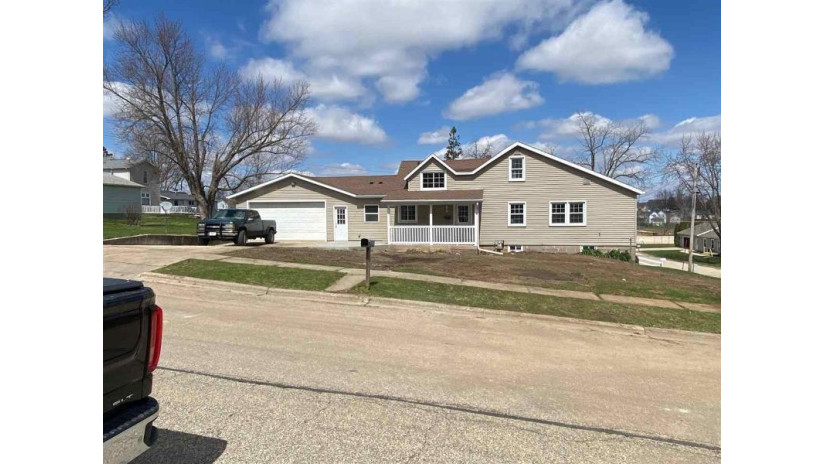 440 E Oak St Lancaster, WI 53813 by Newline Real Estate $166,000