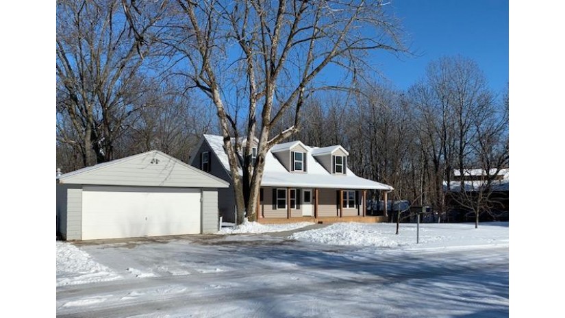 5424 Silver Lake Dr West Bend, WI 53095 by Exsell Real Estate Experts LLC $389,900