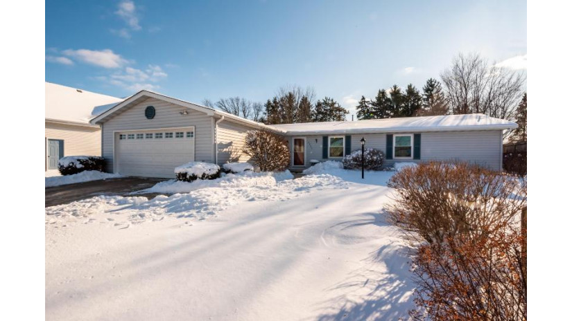 2423 E Sandy Acre Rd West Bend, WI 53090 by First Weber Inc- West Bend $255,000