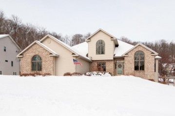 505 Coulee Ct, Onalaska, WI 54650-8212