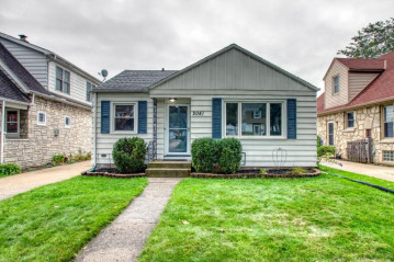 2041 N 85th St, Wauwatosa, WI 53226-2845