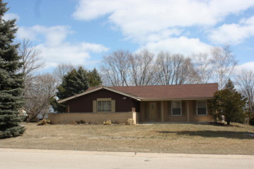 7050 N Range Line Rd, Glendale, WI 53209-2621