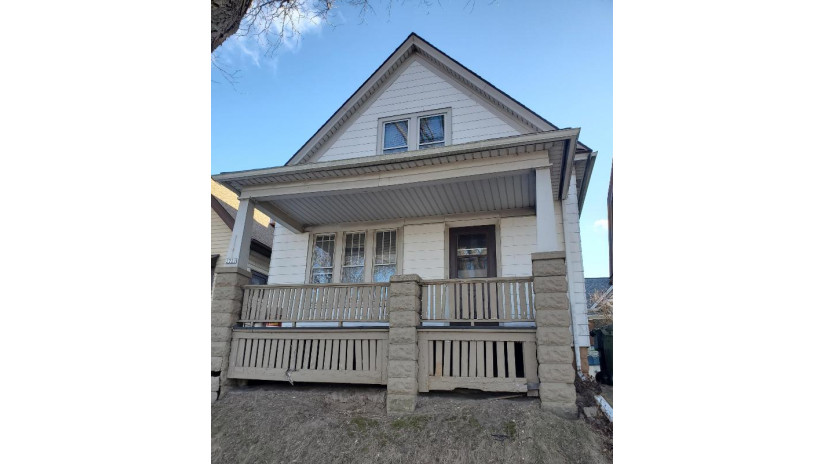 2221 E Oklahoma Ave Milwaukee, WI 53207 by Coldwell Banker HomeSale Realty - Franklin $119,900