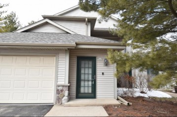 2244 Circle Ridge B, Delafield, WI 53018-2041