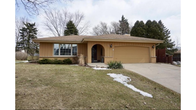 9326 S Springhill Ln Franklin, WI 53132 by Milwaukee Flat Fee Homes $269,900