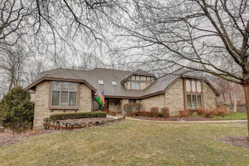 3175 Cherry Hill Dr, Brookfield, WI 53005-2744