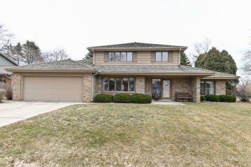 3 Shorewood Ct, Wind Point, WI 53402-2619