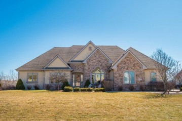 13135 Longleaf Dr, New Berlin, WI 53151