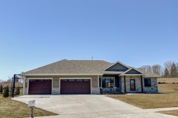 125 Patriot Ct, Slinger, WI 53086