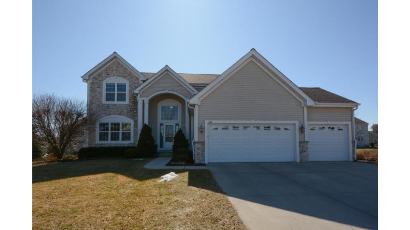 648 Riverwood Ln West Bend, WI 53095 by Shorewest Realtors $342,900