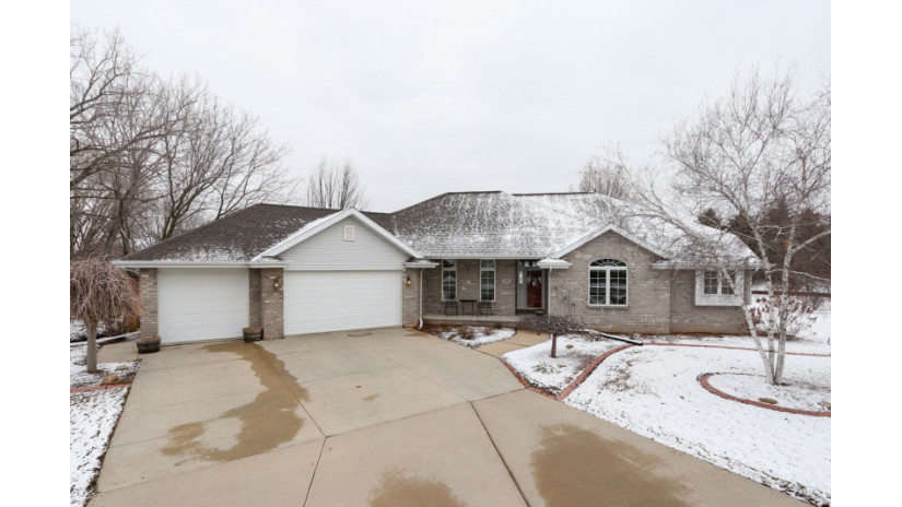 125 Edgewood Ln Combined Locks, WI 54113 by Shorewest Realtors $284,900