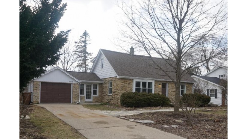 6975 N Longview Ave Glendale, WI 53209 by Standard Real Estate Services, LLC $279,000