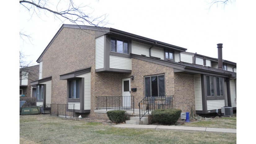 4912 S 19th St D Milwaukee, WI 53221 by Shorewest Realtors $107,700