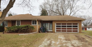 12431 W Nicolet Dr, New Berlin, WI 53151-8255