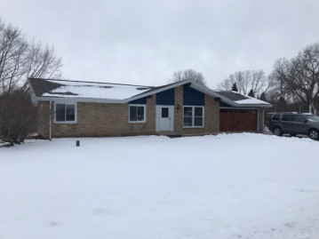 423 Riverview Dr, Grafton, WI 53024-9757