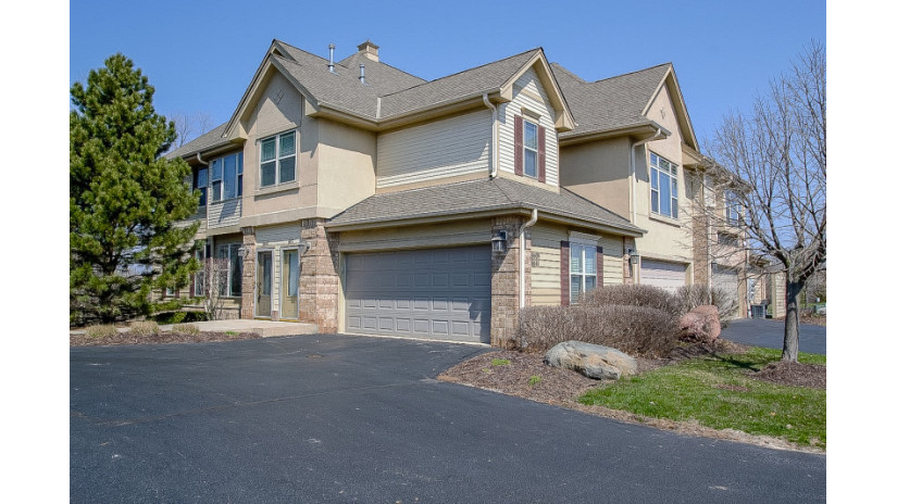 8609 S Deerwood Ln Franklin, WI 53132 by Shorewest Realtors $309,800