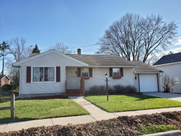 821 E Division St, Watertown, WI 53094-3954