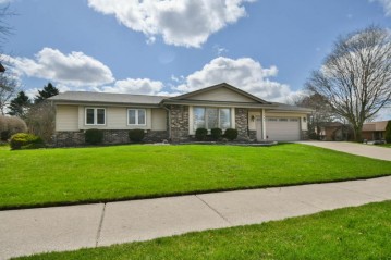 1940 Rustic Way, Waukesha, WI 53186-2678