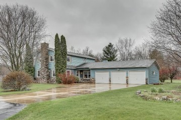 1047 Winnebago Cir, Richfield, WI 53033