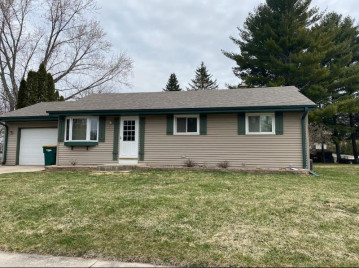 704 Pleasantwood Dr, Kewaskum, WI 53040